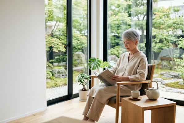 養兒不如優雅養老！老嫗聊老人公寓的 5 大慢活魅力    圖/AI