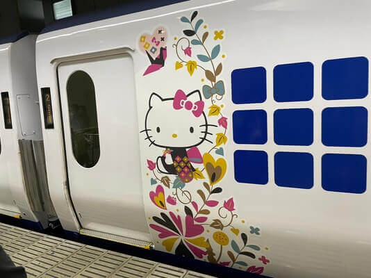 JR「HARUKA關空特急」號，擁有造型設計的「Hello Kitty HARUKA」列車