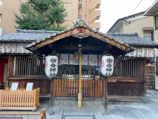 供奉的是掌管礦山、鑛物等金屬的金山彥神（金山毘古神），被稱為：金神（こんじん）樣