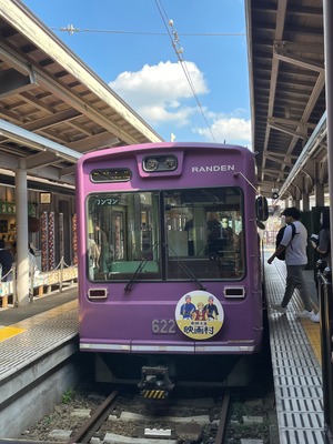 京福嵐電路面電車由民間京福電氣鐵道公司經營。路面電車可將旅客從京都市中心帶到嵐山和京都西北部的觀光景點。