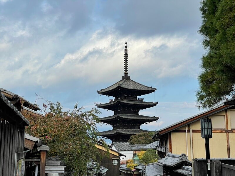 三年坂及二年坂是兩條人行步道，會行經八坂塔 ，最後抵達位於山頂上的著名景點清水寺。