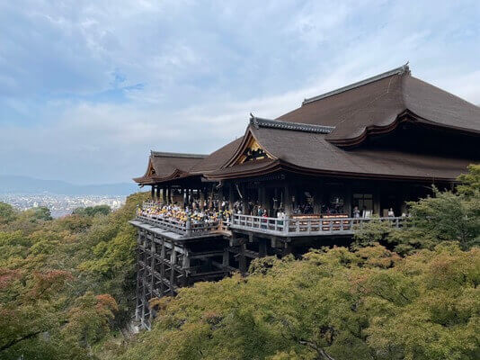 第一名的朝聖地清水寺，這座古老的寺廟坐落在山坡上。