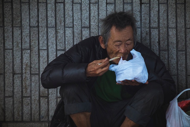 街邊的孤老身影